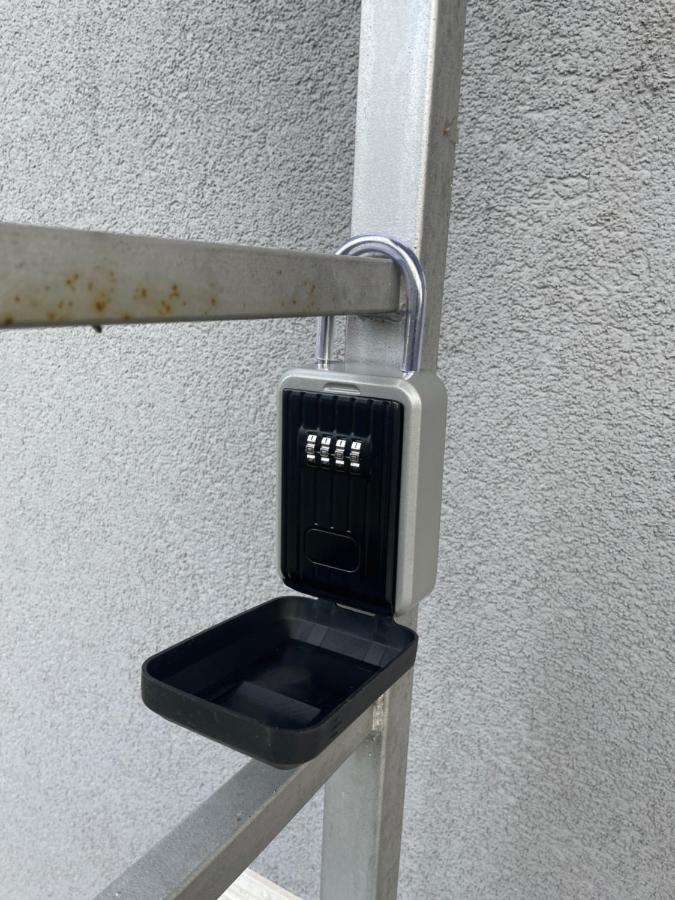 Cozy Self Check-In Apartment In Vibrant Ruzinov Area, Komarnicka 42, Братислава Екстериор снимка